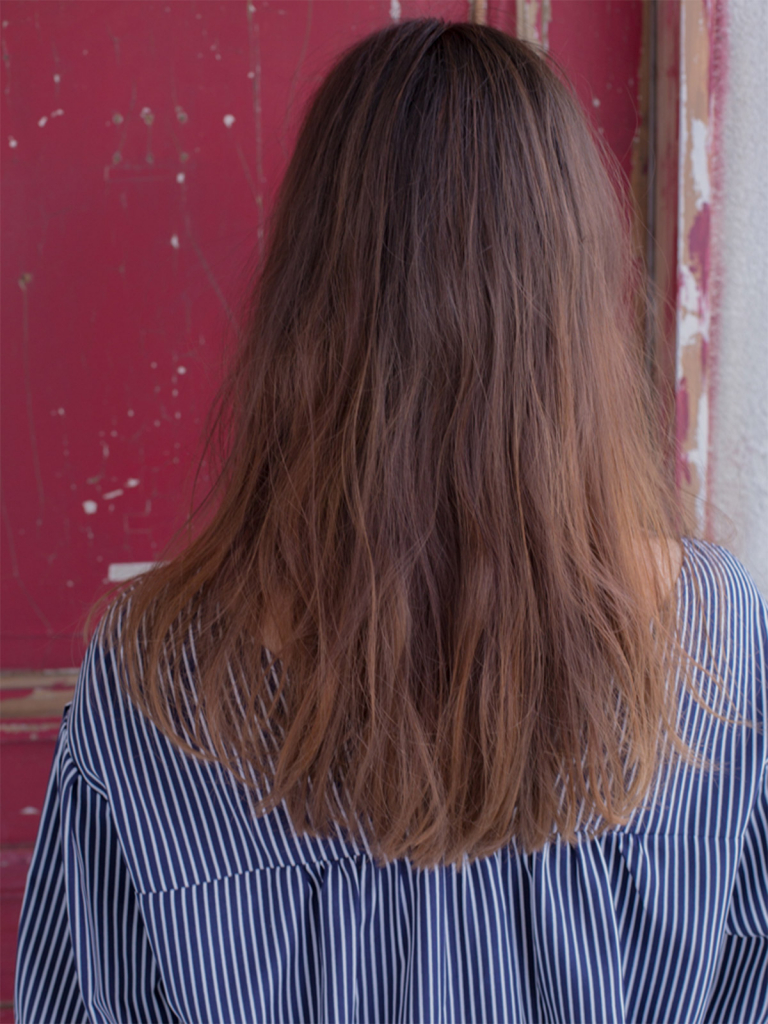 エレガンス　リッチのヘアスタイル「ナチュラウェーブロング」の背面画像