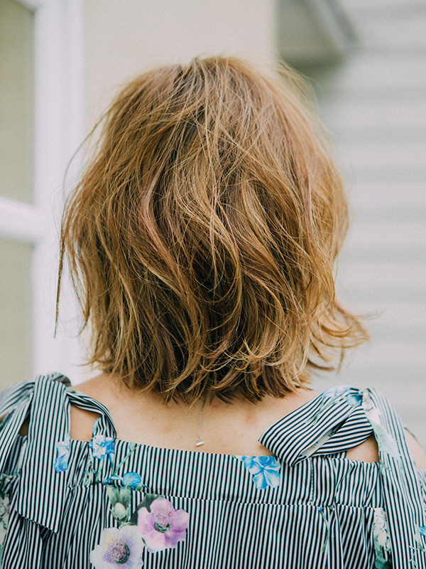 エレガンス　シエルのヘアスタイル「ハイトーンナチュラルウエーブ」の背面画像