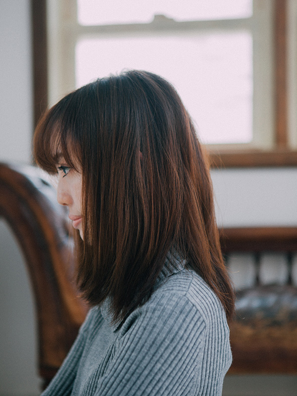 エレガンス　フルールのヘアスタイル「自然なストレート☆フリンジバング」の側面画像