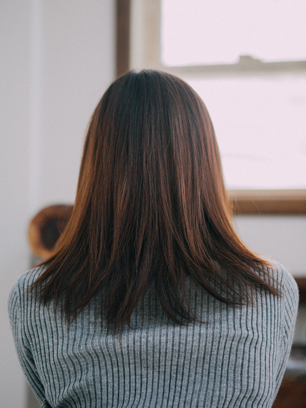 エレガンス　フルールのヘアスタイル「自然なストレート☆フリンジバング」の背面画像