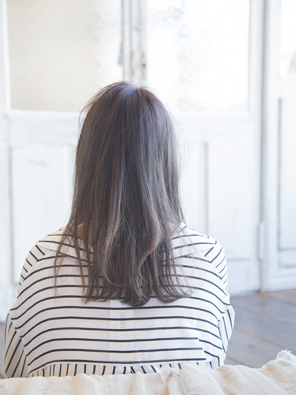 ヘアスタイル「大人マーメイドアッシュ」の背面画像